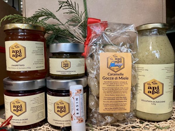 confezione natalizia con:miele, composta more e miele, composta mirtilli e miele, stick labbra, composta peperoncino e miele, caramelle, vellutata zucchine